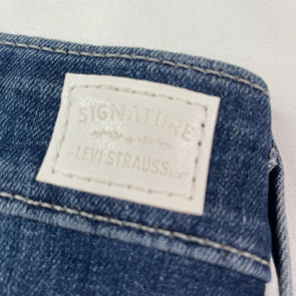 Levi’s Signature High Rise Blue Denim Shorts Size 6 - Picture 6 of 9